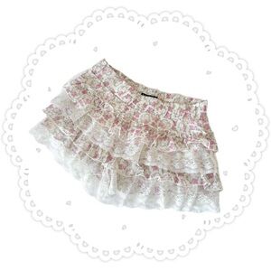 Pink floral ruffle shorts

waist: 14”
Length: 12”
Inseam: 4”